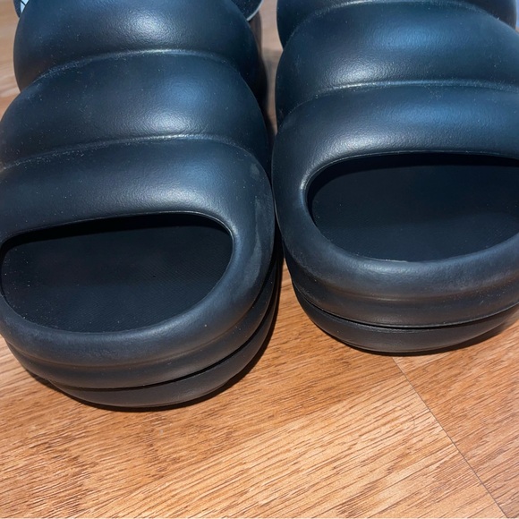 UGG Aww Yeah Platform Sandal Like New Condition- SZ 11 / BLACK - Picture 3 of 8